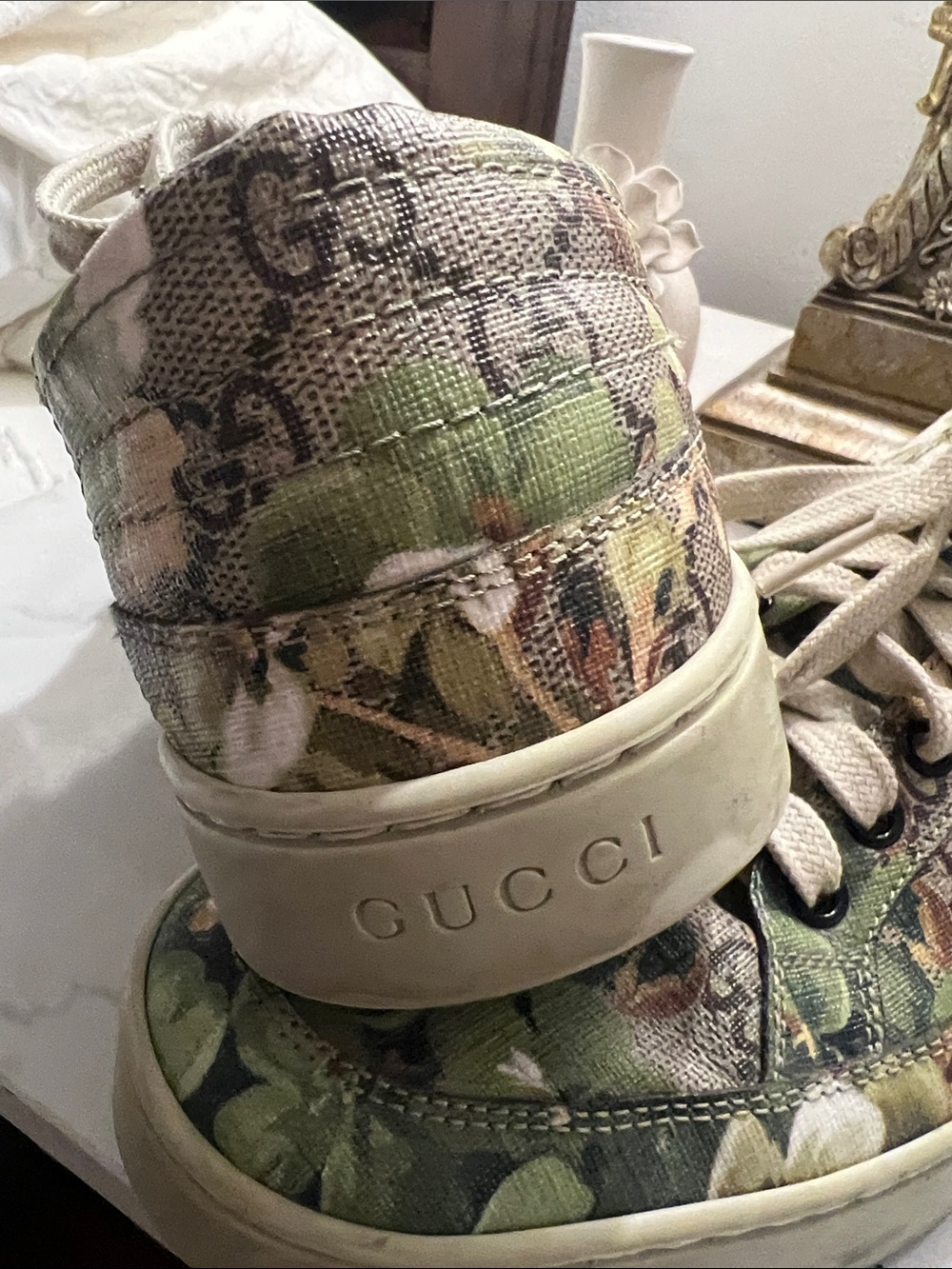 GUCCI Floral Canvas and Metallic Low-Top Sneakers in Green and Cream, Gold. - Picture 4 of 11